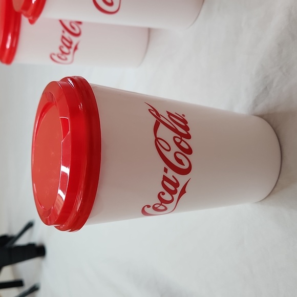 6 Plastic Cups with Lids with the Coca Cola logo - Picture 2 of 8